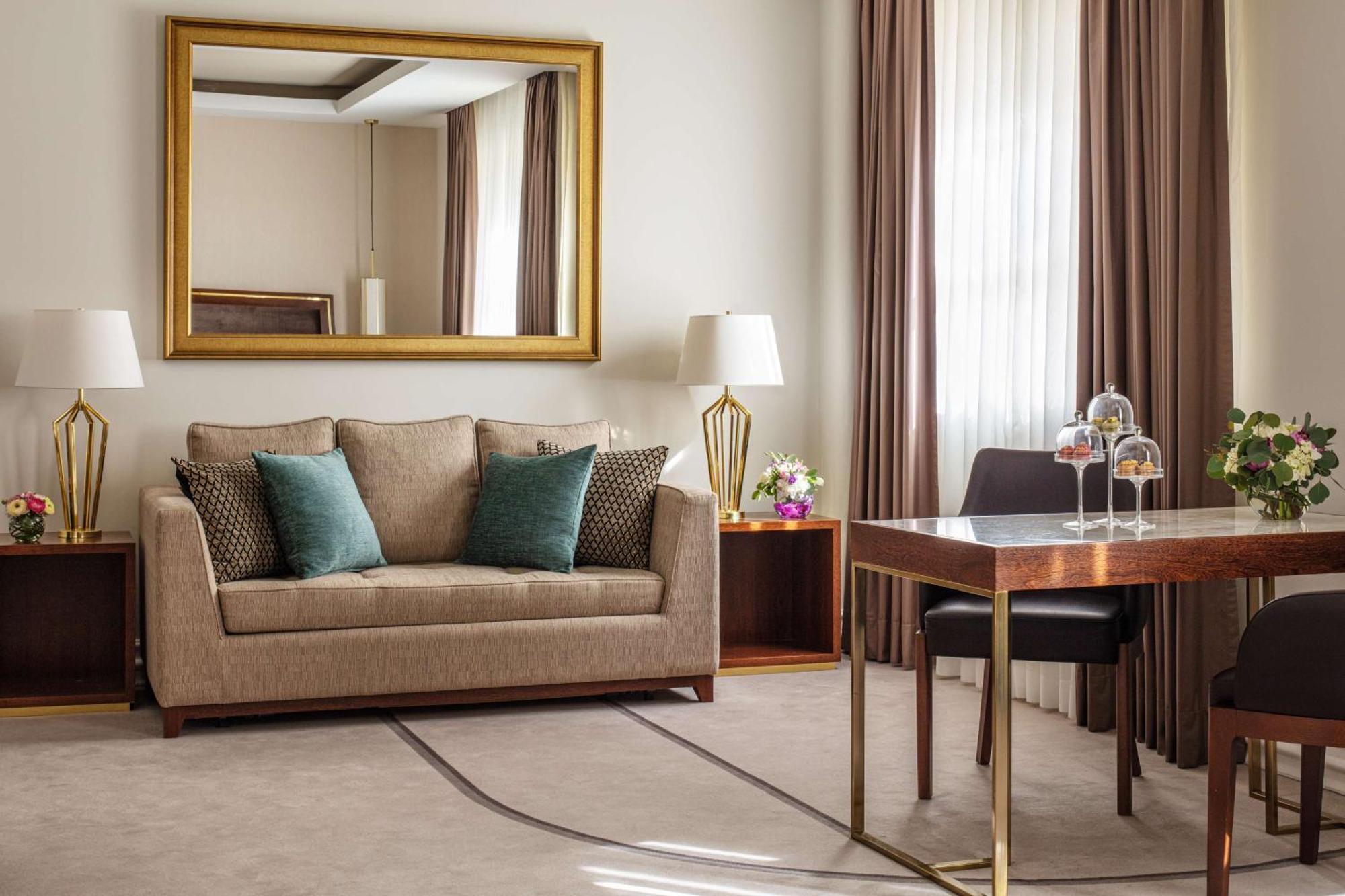 티볼리 아베니다 리베르다데 더 리딩 호텔 오브 더 월드 리스본 외부 사진 A suite at the hotel
